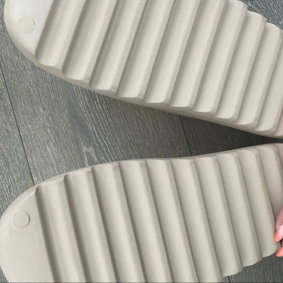Adidas Yeezy Slide - Picture 2 of 5